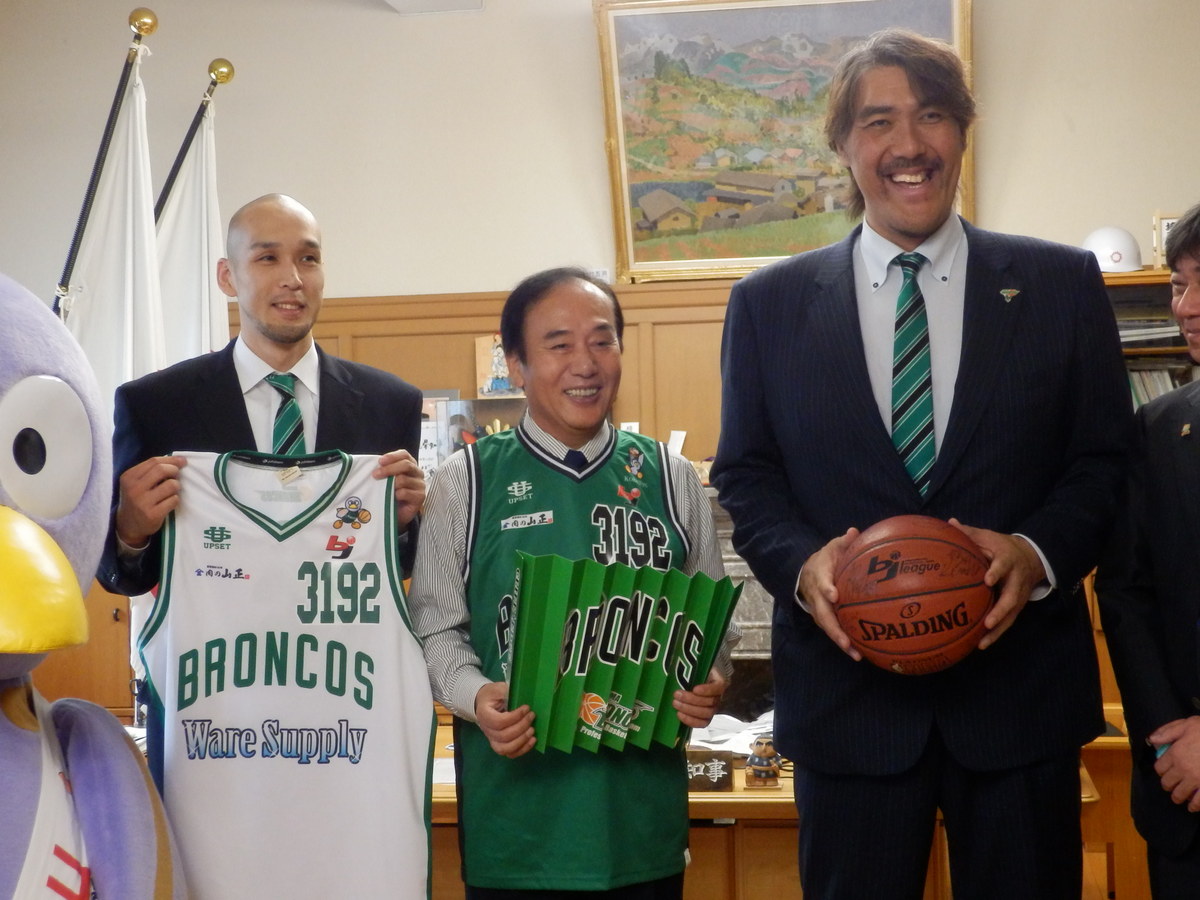 埼玉ブロンコス】埼玉県知事・さいたま市長へ表敬訪問 – バスケ・野球